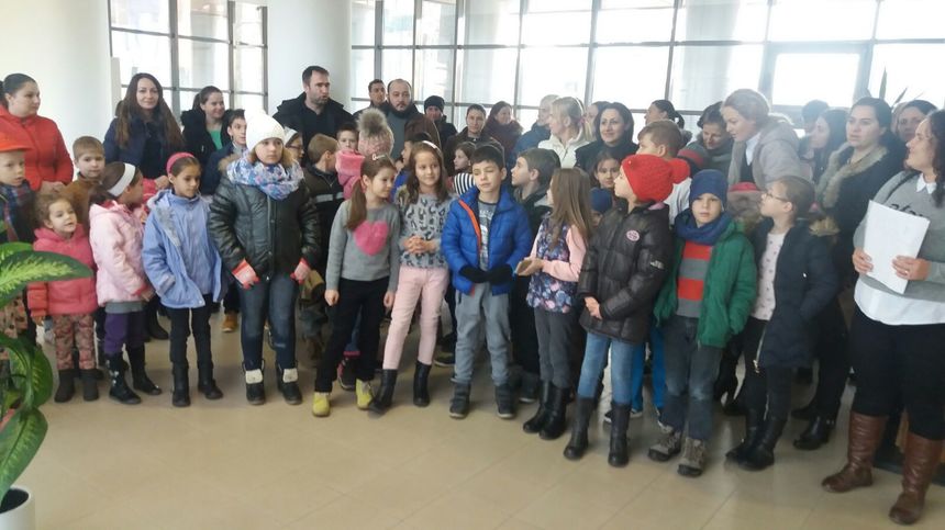 Arad: Peste o sută de părinţi şi copii, la un protest faţă de contabila şcolii, bănuită că şi-ar fi decontat ilegal transport de peste 20.000 lei