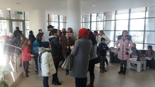 Arad: Protestul elevilor şi părinţilor care cer demisia contabilei de la şcoala din Livada s-a încheiat după trei ore, fără rezultat