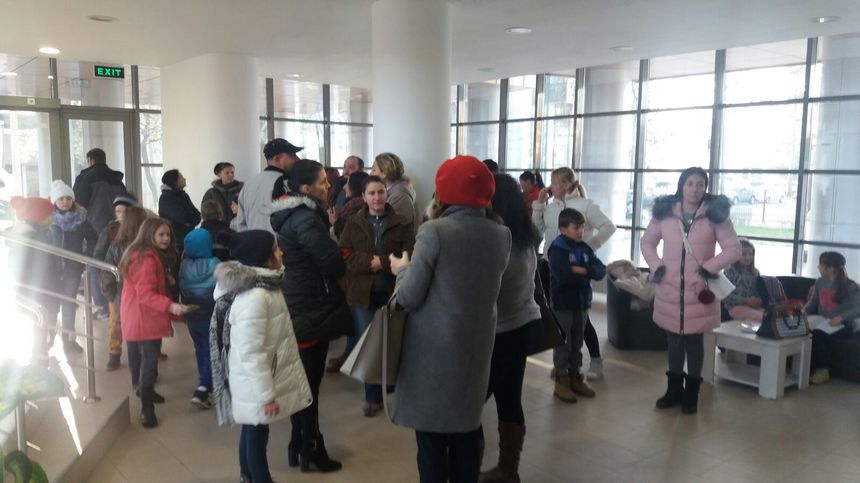 Arad: Protestul elevilor şi părinţilor care cer demisia contabilei de la şcoala din Livada s-a încheiat după trei ore, fără rezultat