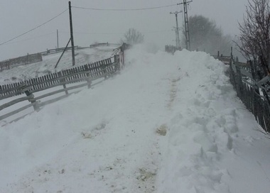 Vrancea: Patru sate afectate de viscol, zăpada ajungând, în unele zone, la aproape un metru şi jumătate. FOTO