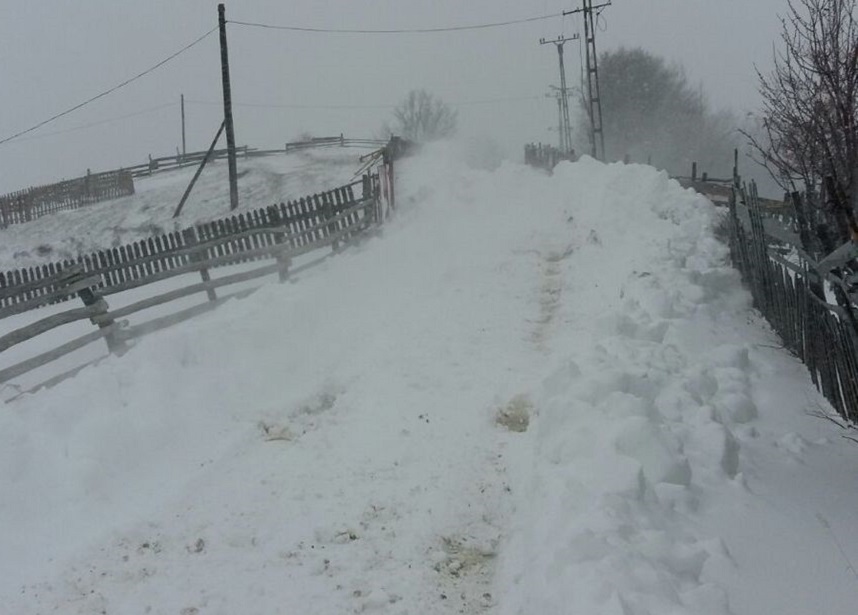 Vrancea: Patru sate afectate de viscol, zăpada ajungând, în unele zone, la aproape un metru şi jumătate. FOTO