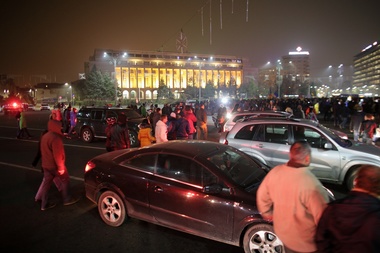 Primăria Capitalei intenţionează să organizeze un Târg de Crăciun în Piaţa Victoriei; protestatarii avertizează că nu pleacă din piaţă şi că nu anulează mitingul din 1 decembrie