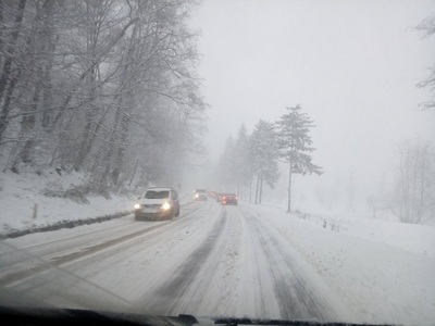 Şapte judeţe, sub avertizare cod galben de viscol de joi dimineaţă. În restul ţării, vor fi precipitaţii mixte şi se va forma polei