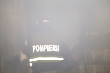 Zeci de locatari ai unui bloc din Capitală, evacuaţi în urma unui incendiu; trei persoane au fost duse la spital. FOTO