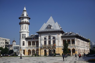 Buzău: La final de an, 54 de angajaţi ai Primăriei vor lua prime de performanţă. Primar: Nu se vor mai da altfel de prime