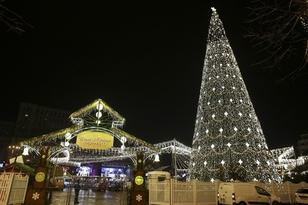 Iluminatul festiv de sărbători va fi aprins în Capitală vineri seară, când se deschide şi Târgul de Crăciun din Piaţa Constituţiei; târgul din Piaţa Victoriei va fi deschis în 5 decembrie FOTO