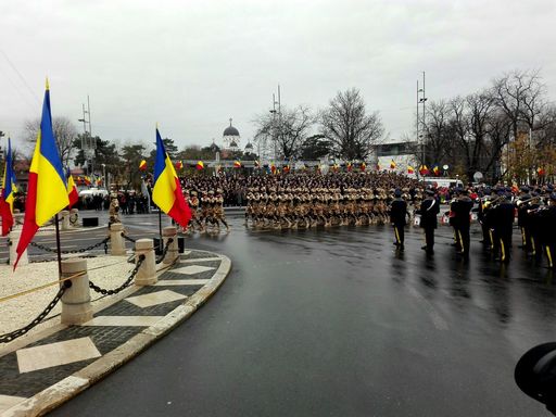 UPDATE - Mii de oameni au asistat la parada de Ziua Naţională de la Arcul de Triumf, la care au participat 3.500 de militari, cu 350 de mijloace tehnice. Preşedintele şi premierul, prezenţi la tribuna oficială. FOTO/ VIDEO