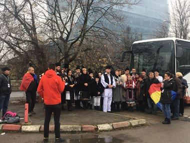 Câteva sute de oameni au ajuns în Capitală, aduşi cu autocarele de organizaţiile PSD, pentru a participa la ceremoniile de Ziua Naţională. FOTO/VIDEO