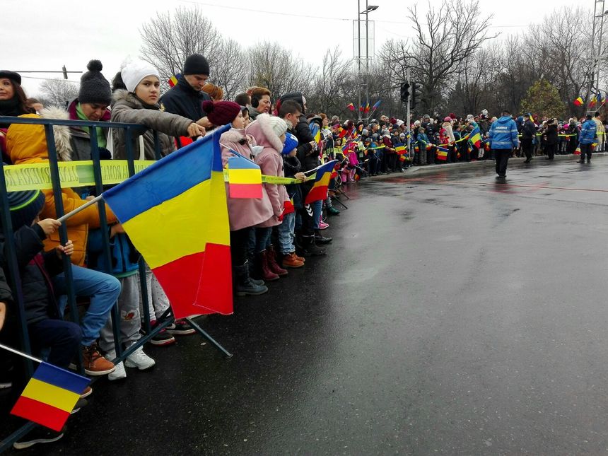 Mii de oameni, la parada de Ziua Naţională de la Arcul de Triumf. Preşedintele şi premierul, prezenţi