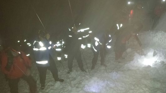 Suceava: Bărbatul rănit în avalanşa produsă în Munţii Călimani, preluat de echipajele medicale. Femeia a fost declarată decedată
