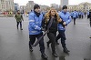Îmbrânceli între jandarmi şi protestatarii din Piaţa Victoriei: câţiva manifestanţi au fost ridicaţi de forţele de ordine - FOTO, VIDEO
