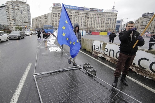 Protestatarii din Piaţa Victoriei demontează scena şi gardurile instalate de angajaţii municipalităţii pentru târgul de sărbători