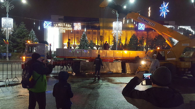 În Piaţa Victoriei sunt 200 de protestatari; utilajele ridică protecţiile de beton instalate în cursul dimineţii - FOTO