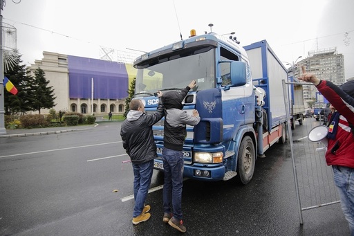 Asociaţia „România fără ei” a depus plângere penală împotriva primarului Capitalei pentru organizarea ilegală a târgului de Crăciun în Piaţa Victoriei