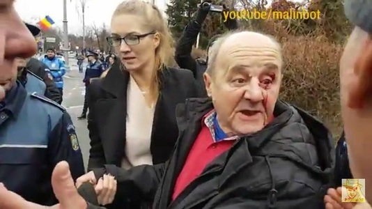 Protestul din Piaţa Victoriei: Bătrânul de 71 de ani agresat de un protestatar îl loveşte primul pe acesta cu rucsacul şi adresează injurii. Cei care comentează pe pagina Jandarmeriei vorbesc despre o provocare