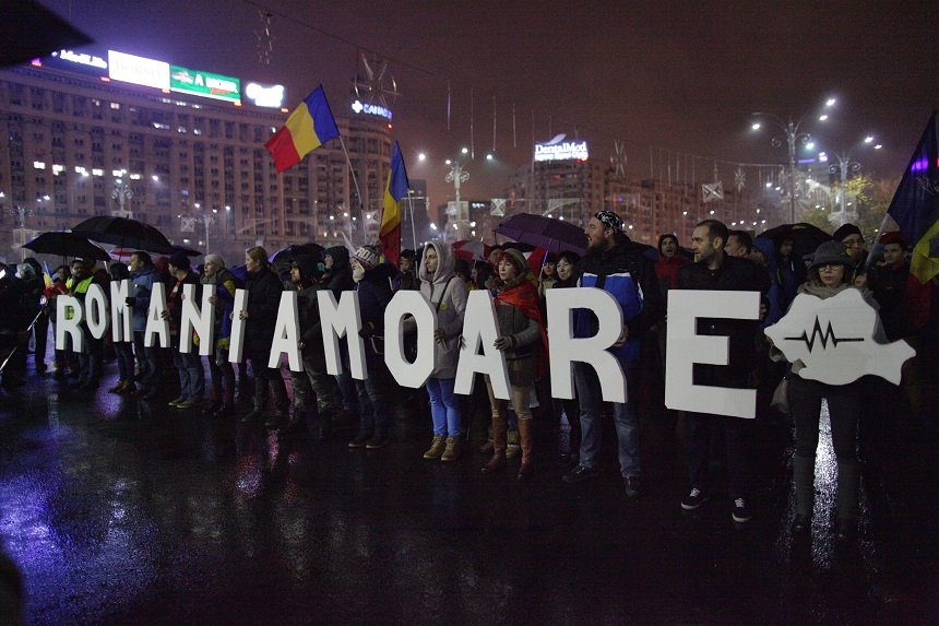 Protest în Piaţa Victoriei: aproximativ 500 de persoane cer demisia şefilor celor două Camere ale Parlamentului. VIDEO