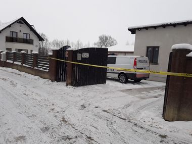 IGPR: Poliţistul rănit cu o sabie în timpul unor percheziţii în Rădăuţi nu purta cască de protecţie, deşi o avea în dotare