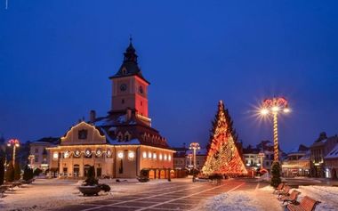 Braşov: Se aprind cele peste 30.000 de beculeţe din bradul din Piaţa Sfatului