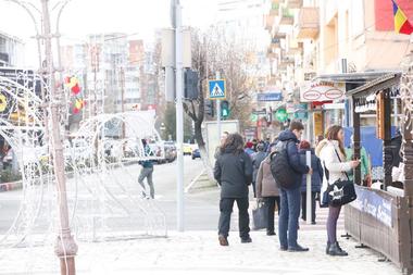 Sucuri şi dulciuri expirate şi din 2010, găsite în magazine de poliţiştii locali din Buzău