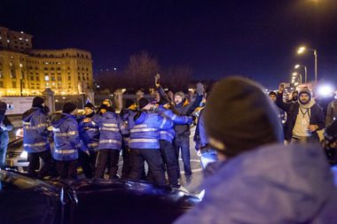 UPDATE - Aproximativ 400 de persoane au protestat la Parlament. Incidente după ce mai mulţi manifestanţi au rupt cordonul de jandarmi şi au blocat traficul; Deputaţii, huiduţi de manifestanţi la ieşirea din Parlament. FOTO.VIDEO