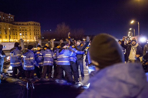 UPDATE - Aproximativ 400 de persoane au protestat la Parlament. Incidente după ce mai mulţi manifestanţi au rupt cordonul de jandarmi şi au blocat traficul; Deputaţii, huiduţi de manifestanţi la ieşirea din Parlament. FOTO.VIDEO