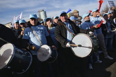 UPDATE - Aproximativ 2.000 de sindicalişti ai BNS protestează în Piaţa Victoriei faţă de modificările Codului fiscal. FOTO/VIDEO