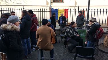 Peste o sută de persoane, la un flashmob în faţa sediului PSD din Sibiu, la împlinirea a 24 de ore de la debutul protestului mut. VIDEO
