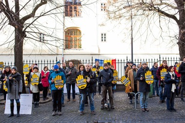 PSD Sibiu, despre protestatarii din faţa sediului: Au ocupat abuziv zona pietonală; maniera în care au ales să-şi manifeste nemulţumirile este ilegală şi necivilizată