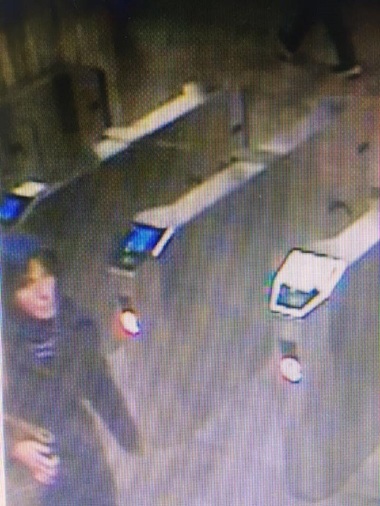 Tânăra agresată la staţia Costin Georgian a reuşit să se salveze după ce s-ar fi luptat cu femeia, care a împins-o de mai multe ori - surse