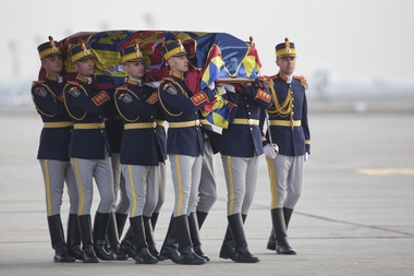UPDATE - Cortegiul funerar al Regelui Mihai a plecat de la Castelul Peleş. În această seară va ajunge la Palatul Regal -  FOTO
