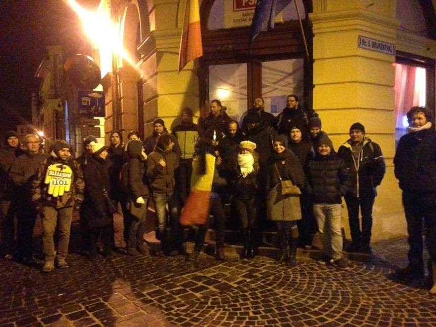 Protestul din faţa sediului PSD Sibiu durează de aproape 48 de ore. Protestatarii au instituit ”o zonă liberă de corupţie” şi cer tuturor să li se alăture