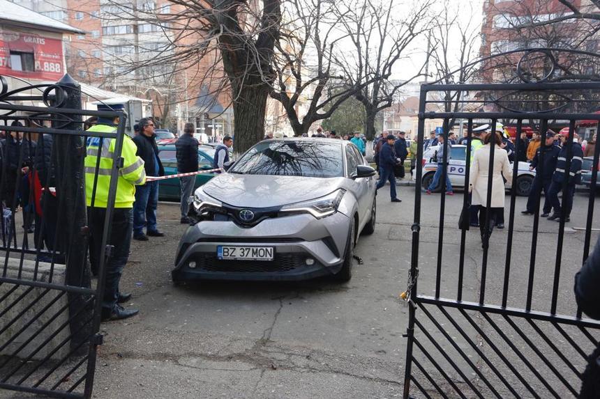 UPDATE - Buzău: Şase oameni au ajuns la spital după ce o maşină a lovit poarta unei şcoli, iar aceasta a căzut peste oameni. Autoturismul era condus de directoarea şcolii. FOTO/ VIDEO