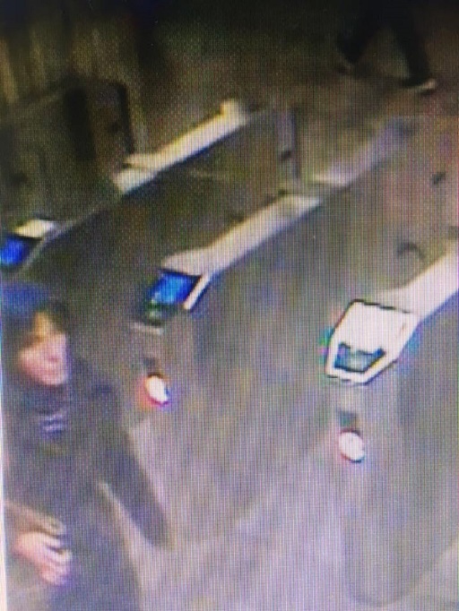 Femeia care a ucis o tânără la metrou posta pe Facebook mesaje incoerente şi îl acuza pe fratele ei de abuz sexual