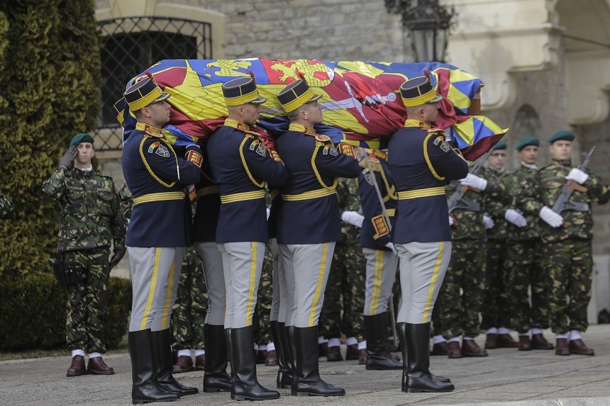 Cortegiul funerar al Regelui Mihai a plecat de la Castelul Peleş. În această seară va ajunge la Palatul Regal