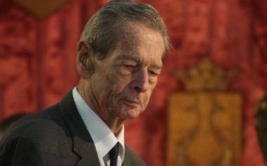 Luminiţele de sărbători nu vor mai fi aprinse în această seară în Capitală, ca omagiu adus Regelui Mihai. Pe marile bulevarde a fost deja arborat în bernă drapelul României