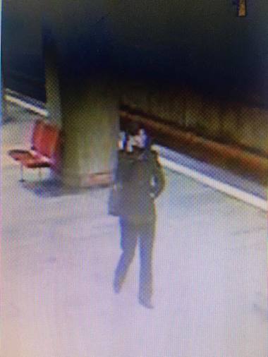 Tatăl tinerei care a supravieţuit tentativei de omor de la metrou spune că a sunat la scurt timp la 112, a fost trimis la poliţia din metrou, iar acolo a durat două ore până a depus plângerea. Reacţia ministrului de Interne. VIDEO