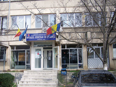 Anchetă la maternitatea Spitalului Judeţean de Urgenţă din Târgu-Jiu, după ce în presă au apărut imagini cu instrumente vechi şi ruginite şi pături în geam puse de pacieniţi pentru a opri frigul
