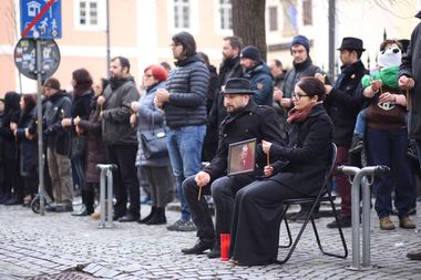 Nou flashmob în faţa sediului PSD din Sibiu; protestatarii s-au îmbrăcat în negru, în semn de respect pentru doliul naţional