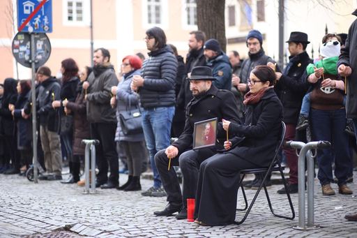 Nou flashmob în faţa sediului PSD din Sibiu; protestatarii s-au îmbrăcat în negru, în semn de respect pentru doliul naţional