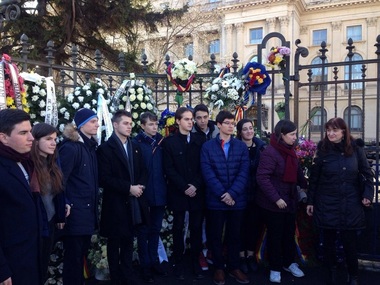 REPORTAJ - Adolescenţi, între mii de oameni care îi aduc joi un omagiu regelui Mihai: Ne-a reprezentat poate mai mult decât am fi meritat