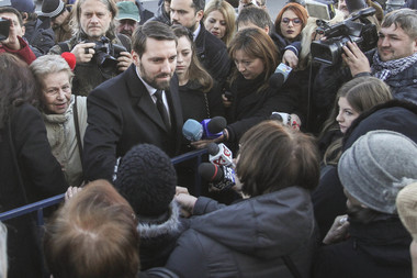 Palatul Regal: Mii de oameni aşteaptă joi să îi aducă un omagiu regelui Mihai. Fostul principe Nicolae, primit cu entuziasm: Voi veni înapoi