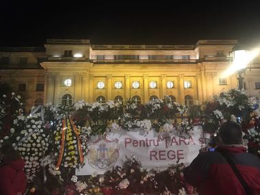 Mii de oameni au stat la cozi toată noaptea la Palatul Regal pentru a se reculege la catafalcul Regelui Mihai