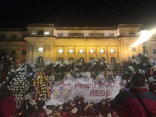 Mii de oameni au stat la cozi toată noaptea la Palatul Regal pentru a se reculege la catafalcul Regelui Mihai