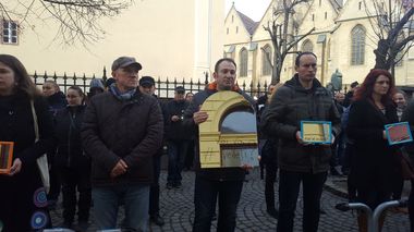 Flashmob cu oglinzi pe care scrie ”Voi vă vedeţi?”, în faţa sediului PSD din Sibiu. FOTO