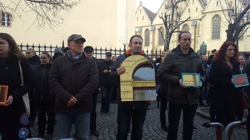 Flashmob cu oglinzi pe care scrie ”Voi vă vedeţi?”, în faţa sediului PSD din Sibiu. FOTO