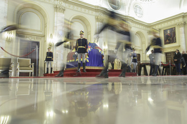 Sute de persoane aşteaptă să se închine la catafalcul regelui Mihai. Fosta regină a Spaniei şi prinţul Charles, aşteptaţi vineri la Bucureşti