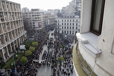 Sicriul cu trupul neînsufleţit al Regelui Mihai a ajuns la Patriarhie. Cortegiului funerar i s-au alăturat zeci de mii de oameni pe traseu. VIDEO
