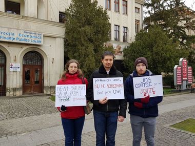 Protest în faţa sediului PSD Iaşi, manifestanţii cerându-le politicienilor să nu voteze legile justiţiei