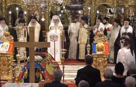 Slujba de înmormântare a Regelui Mihai, de la Patriarhie, s-a încheiat. Patriarhul şi-a exprimat regretul că actuala catedrală este prea mică. VIDEO