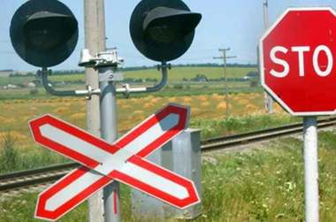 Trafic feroviar blocat în judeţul Maramureş, după ce un tren a lovit o maşină